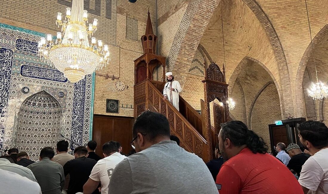Hollanda Diyanet Vakfına (HDV) bağlı Fatih Camisi, "Hollanda'nın En Büyük