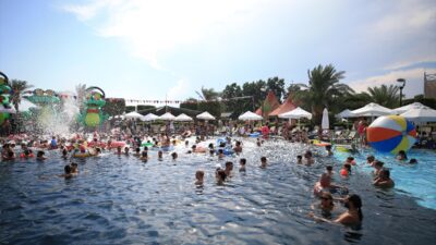 - Bir otelde sıcaktan bunalan tatilcileri serinletmek için havuza buz