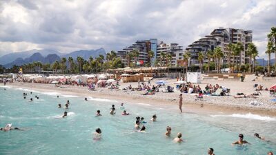 ANTALYA (AA) – Antalya sahillerinde yoğunluk sürüyor. Havanın 29, deniz