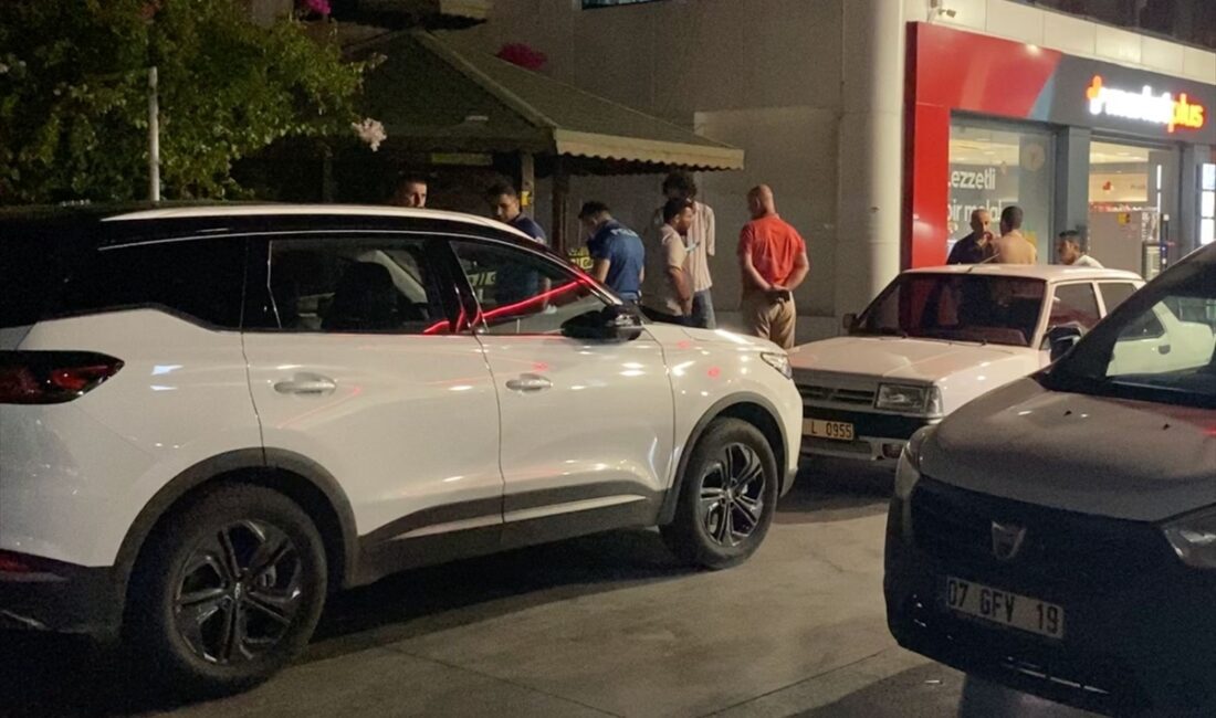 ANTALYA (AA) – Antalya’nın Aksu ilçesinde akaryakıt istasyonunun kameriyesinde bir