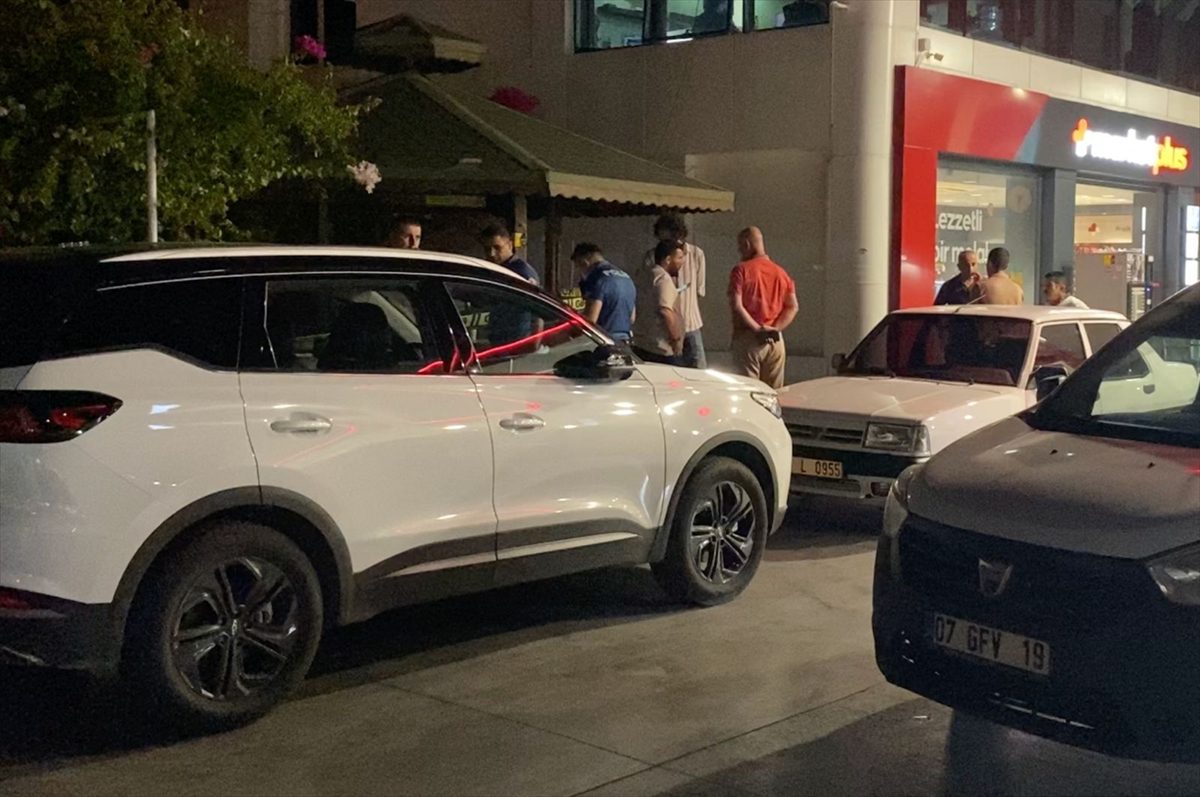 ANTALYA (AA) – Antalya’nın Aksu ilçesinde akaryakıt istasyonunun kameriyesinde bir