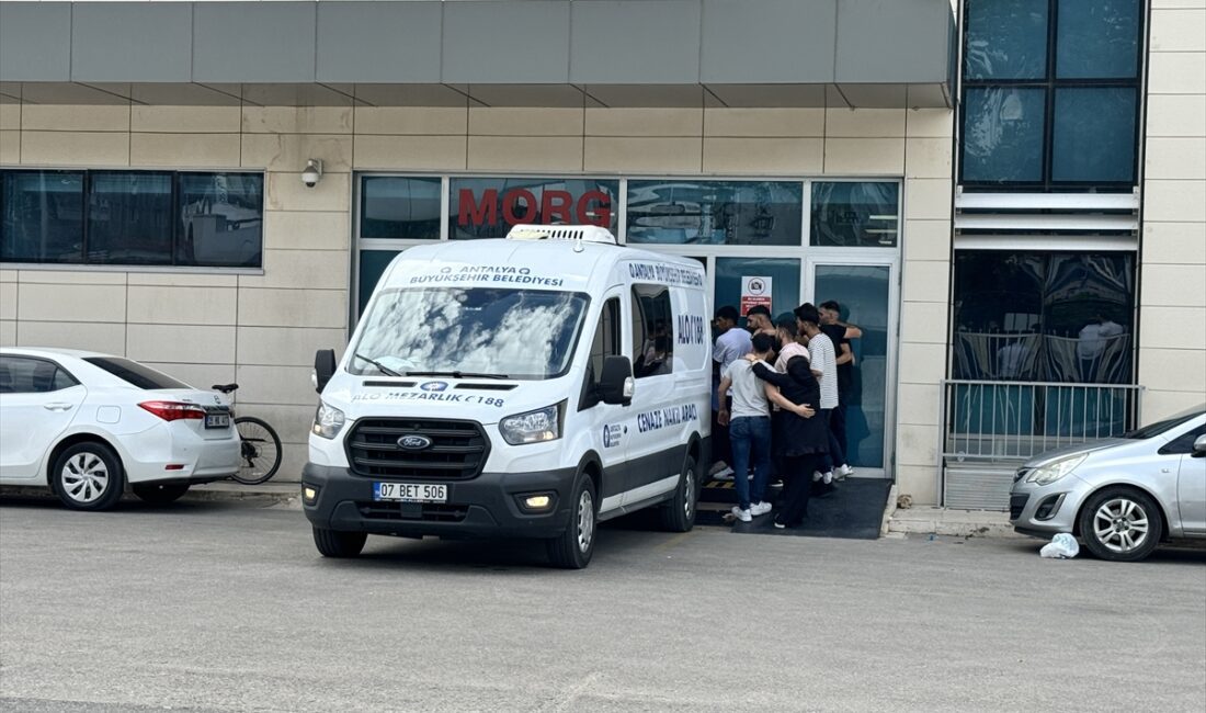 ANTALYA (AA) – Antalya'nın Aksu ilçesinde bariyerlere çarpan motosikletteki 2