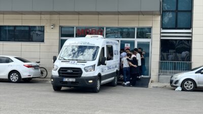 ANTALYA (AA) – Antalya'nın Aksu ilçesinde bariyerlere çarpan motosikletteki 2