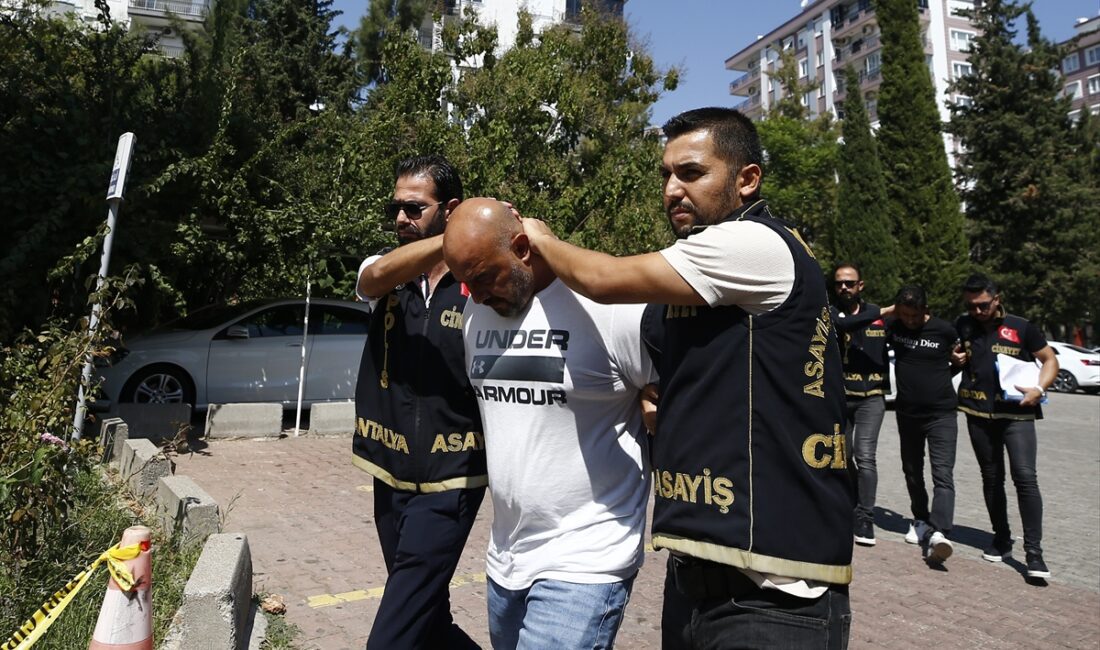 ANTALYA (AA) – Antalya'nın Konyaaltı ilçesinde bir kadının silahla öldürülmesine