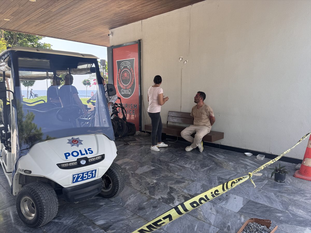 ANTALYA (AA) – Antalya'da çalıştığı işletmede mesai arkadaşlarıyla tartışan bir