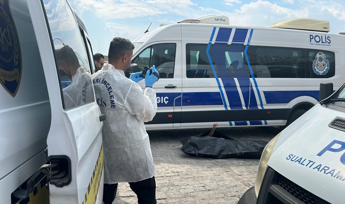 ANTALYA (AA) – Antalya'nın Muratpaşa ilçesinde denizde erkek cesedi bulundu.