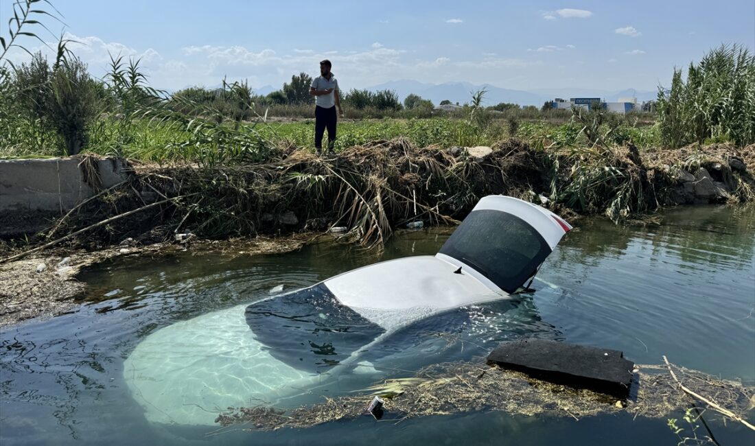 ANTALYA (AA) – Antalya'nın Muratpaşa ilçesinde dereye düşen otomobilin sürücüsü