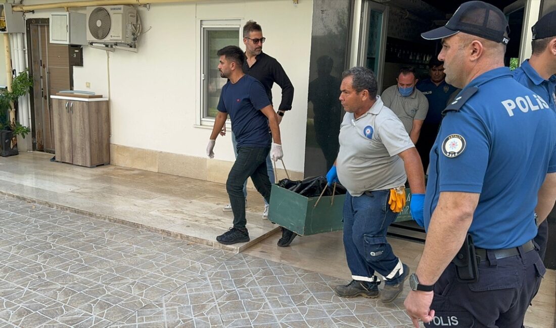 ANTALYA (AA) – Antalya'nın Konyaaltı ilçesinde bir kadın evinde silahla