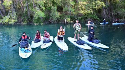 ANTALYA (AA) – Antalya’da gençler kürek sörfüyle baraj gölünü temizledi.