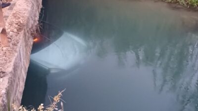 ANTALYA (AA) – Antalya'nın Serik ilçesinde kanala düşen otomobildeki iki