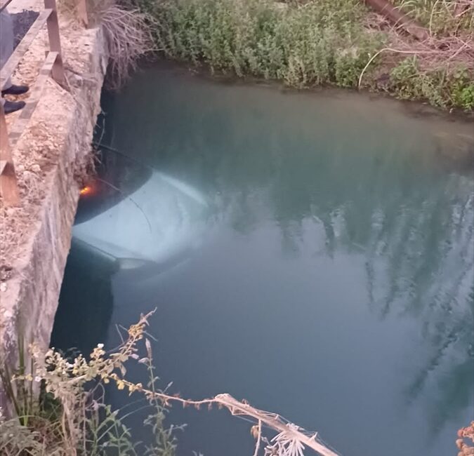 ANTALYA (AA) – Antalya'nın Serik ilçesinde kanala düşen otomobildeki iki