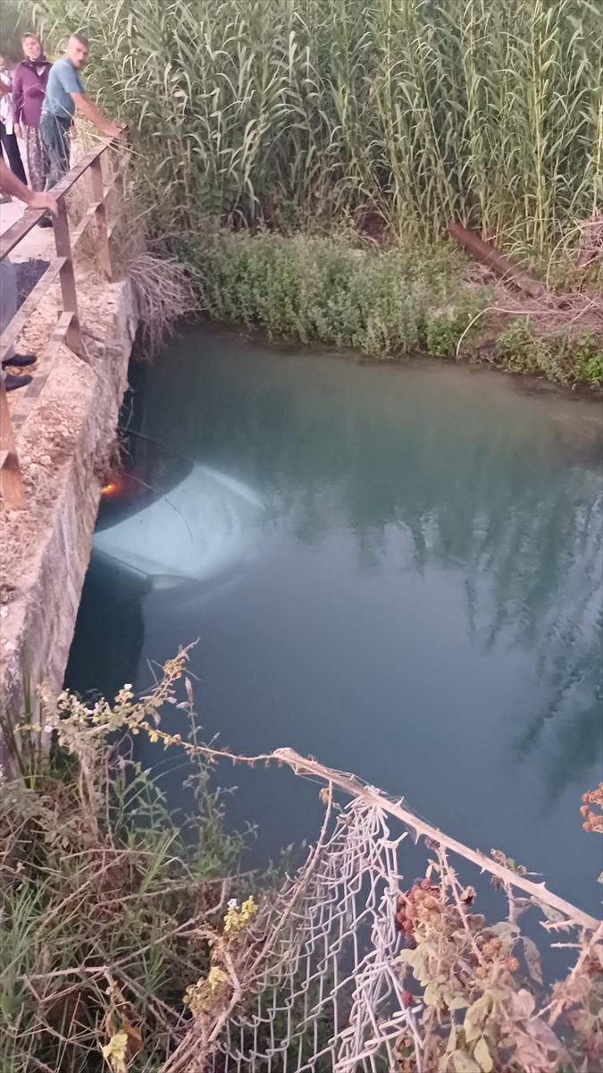 ANTALYA (AA) – Antalya'nın Serik ilçesinde kanala düşen otomobildeki iki
