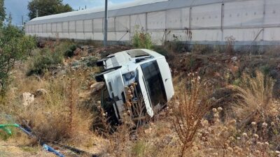 ANTALYA (AA) – Antalya’da şarampole devrilen tur minibüsündeki 13 kişi
