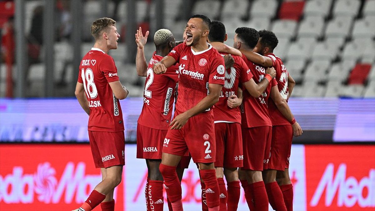 Trendyol Süper Lig'in 5. haftasında Antalyaspor, Adana Demirspor'u 2-1 yendi.