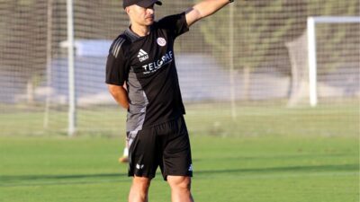 - Kırmızı-beyazlı oyunculara taktik çalıştıran teknik direktör Alex, uyarılarda bulundu