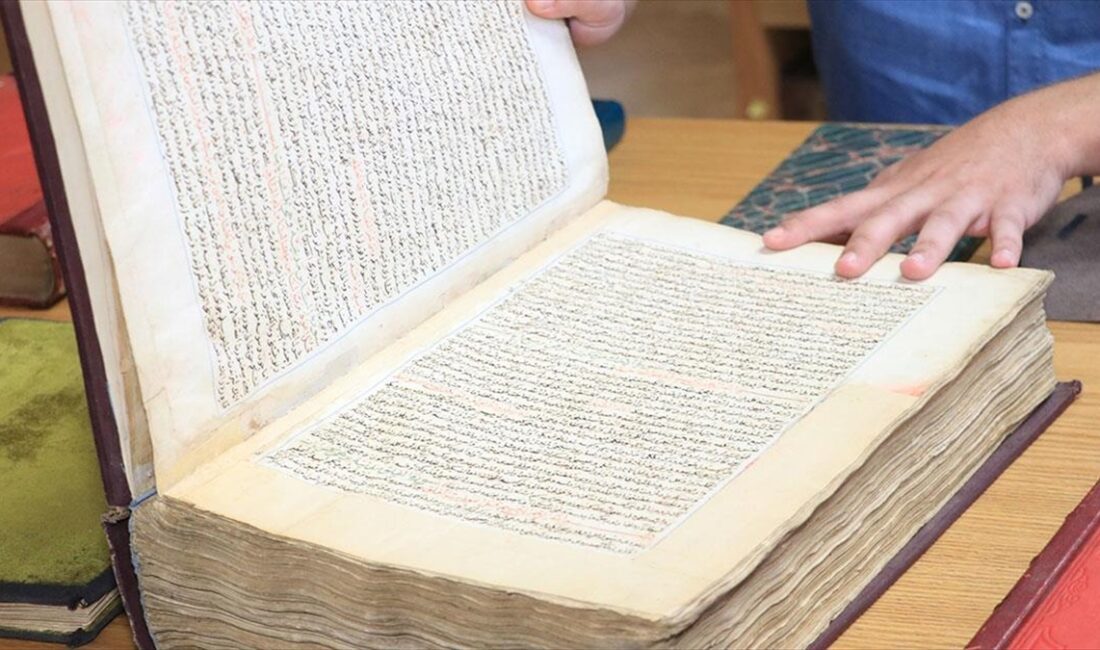 Arnavutluk'un başkenti Tiran'daki Arnavutluk Ulusal Kütüphanesi, Osmanlı dönemine ait çok