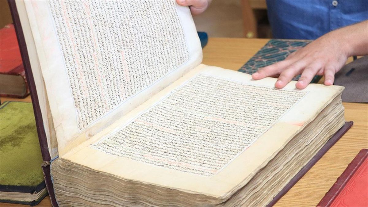 Arnavutluk'un başkenti Tiran'daki Arnavutluk Ulusal Kütüphanesi, Osmanlı dönemine ait çok