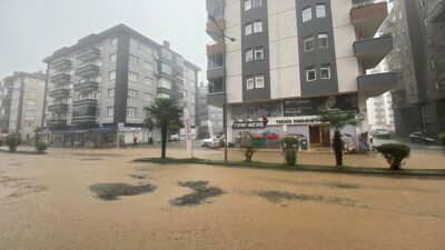 Artvin'in Arhavi ilçesinde sağanak nedeniyle su baskınları ve heyelanlar meydana