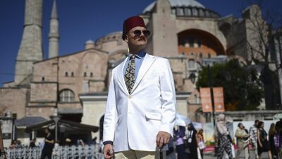 İsviçre'nin Basel kentinde doğup büyüyen Pars Osmanoğlu, küçükken gördüğü eski