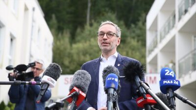 Avusturya'da yapılan genel seçimlerde, resmi olmayan ilk sonuçlara göre aşırı