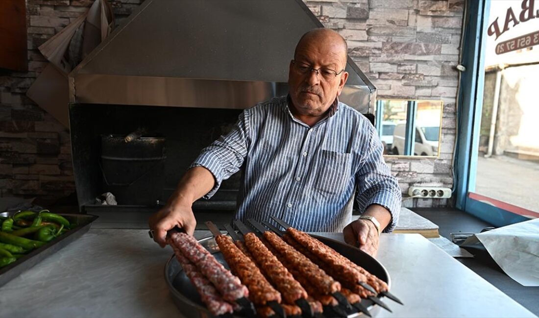 Gaziantep'te 40 yılı aynı sokaktaki dükkanında olmak üzere 65 yıldır