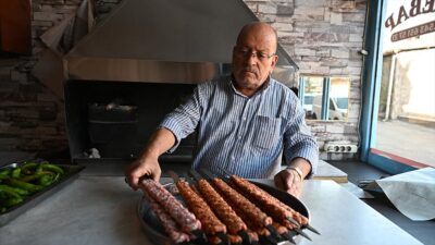 Gaziantep'te 40 yılı aynı sokaktaki dükkanında olmak üzere 65 yıldır