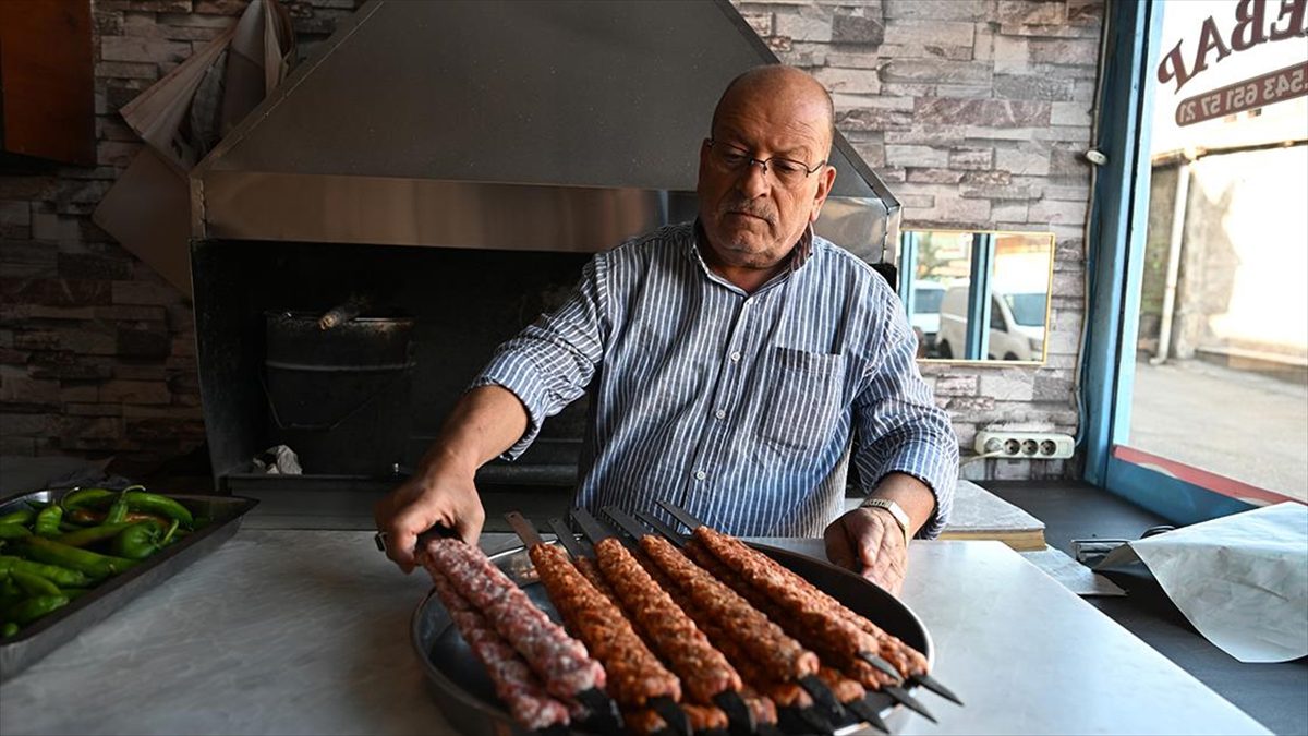 Gaziantep'te 40 yılı aynı sokaktaki dükkanında olmak üzere 65 yıldır