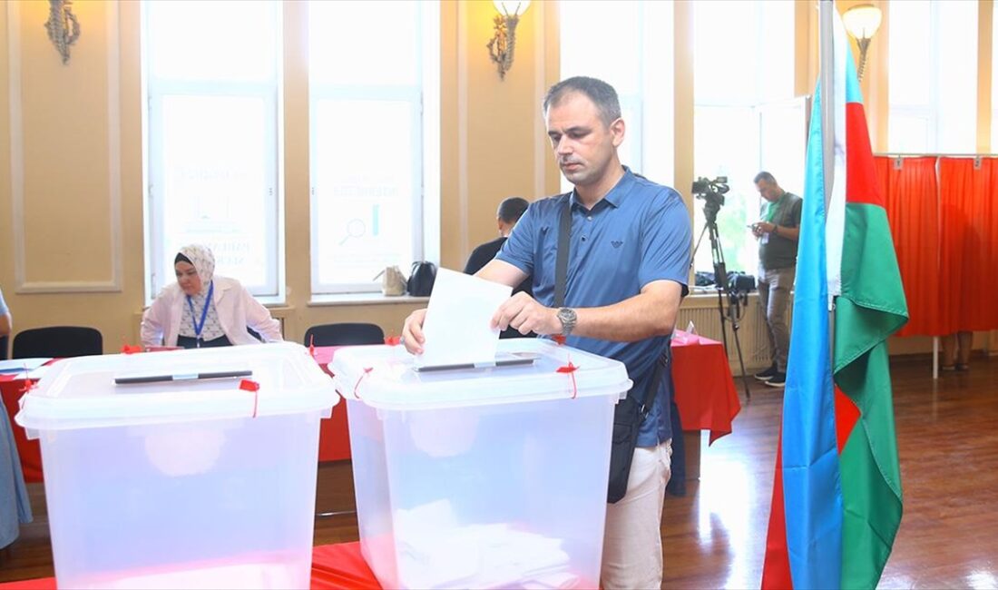 Azerbaycan'da, milletvekili seçimi için oy kullanma işlemi yerel saatle 08.00'de