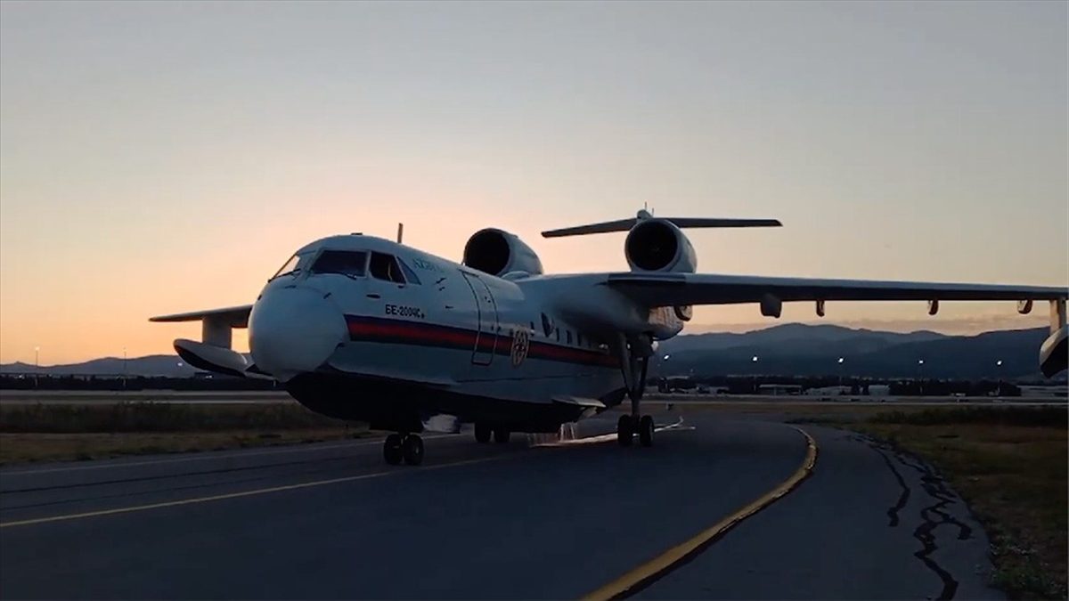 Azerbaycan'dan gönderilen "Be-200" tipi amfibi uçak, Manisa'nın Alaşehir ilçesindeki ormanlık