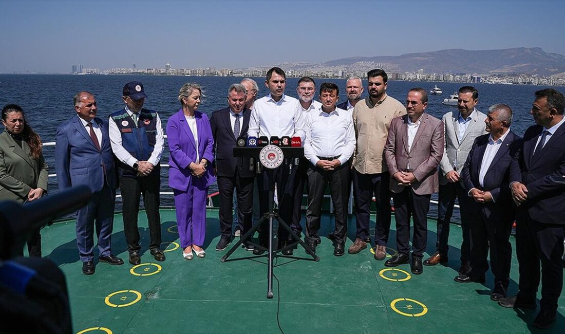Bakan Murat Kurum, İzmir Körfezi'nde büyük bir çevre felaketi yaşandığını
