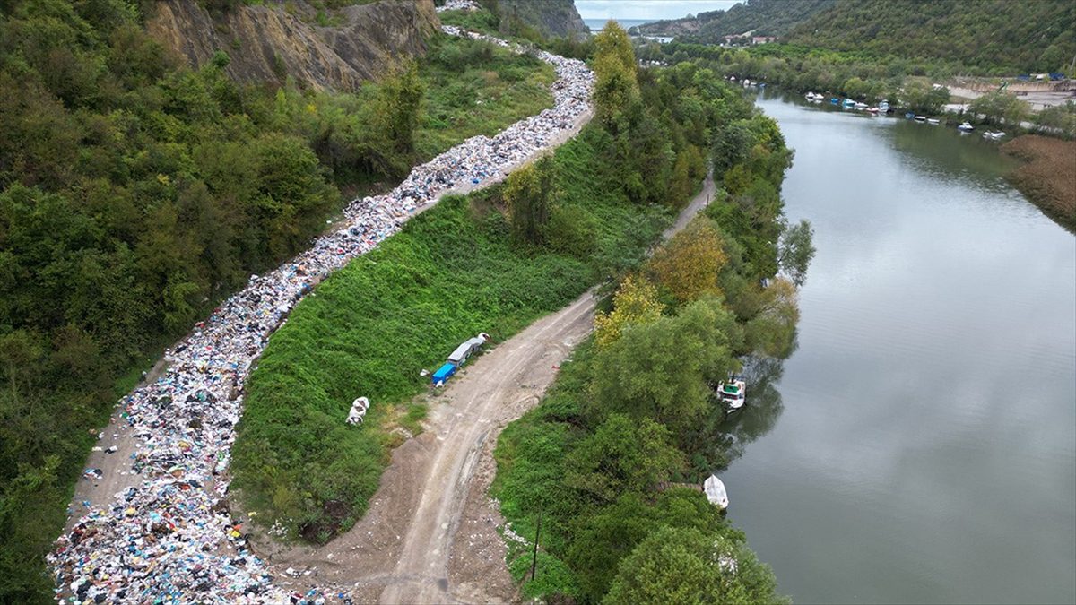 Bartın'ın katı atıklarının toplandığı vahşi depolama alanının dolması nedeniyle çöplerin