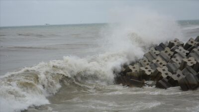 Batı Akdeniz'in batısında öğle saatlerinden itibaren fırtına bekleniyor.