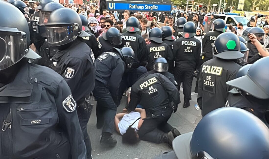 Fridenau semtindeki Breslauer Meydanı’nda İsrail’in Filistin’e yönelik saldırılarını protesto etmek
