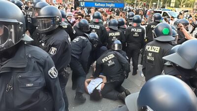 Fridenau semtindeki Breslauer Meydanı’nda İsrail’in Filistin’e yönelik saldırılarını protesto etmek