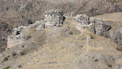 Ankara'nın Beypazarı ilçesindeki Adaören Kalesi'nde yüzey araştırmaları sürüyor.