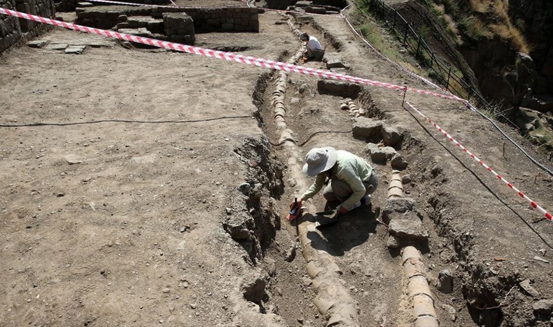 Bitlis Kalesi'nde yürütülen arkeolojik kazılarda pişirilmiş topraktan yapılmış künklerden oluşan