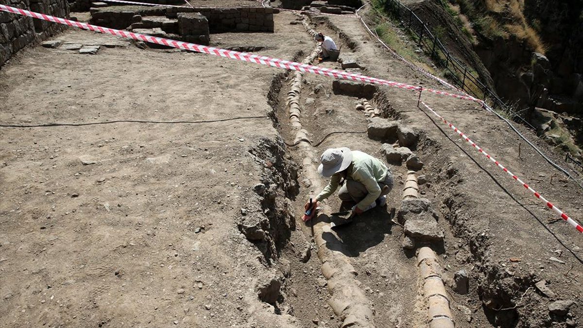 Bitlis Kalesi'nde yürütülen arkeolojik kazılarda pişirilmiş topraktan yapılmış künklerden oluşan