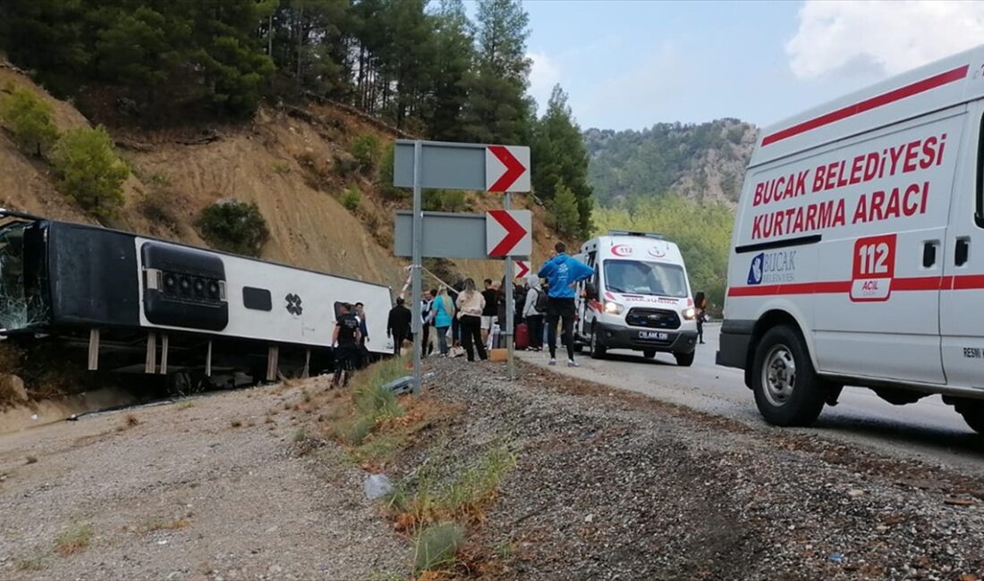 Burdur'un Bucak ilçesinde tırın dorsesine çarpan yolcu otobüsünün şarampole devrildiği