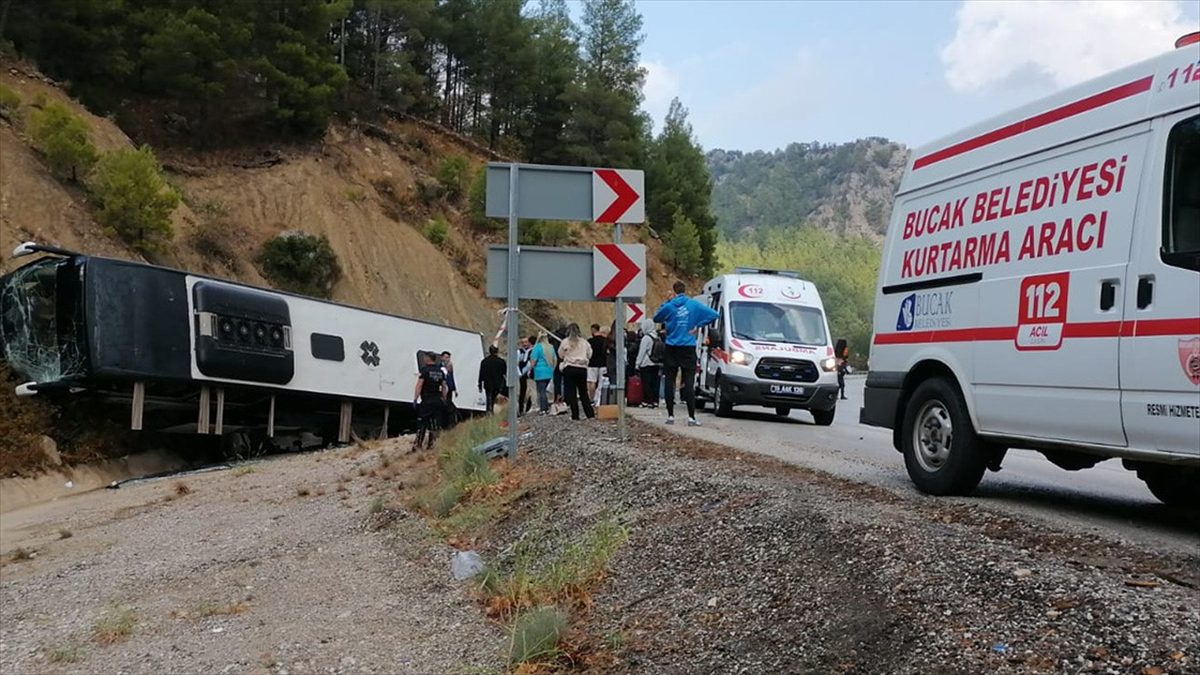 Burdur'un Bucak ilçesinde tırın dorsesine çarpan yolcu otobüsünün şarampole devrildiği