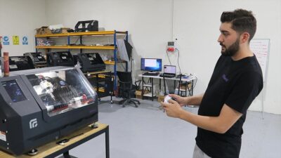 Bursa'da güç birliği yaparak kurdukları firma bünyesinde masaüstü CNC makinesi