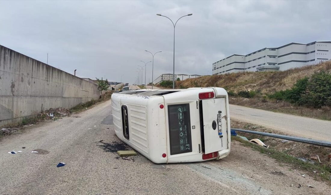Bursa'nın İnegöl ilçesinde, işçi servisi minibüsünün devrilmesi sonucu 13 kişi