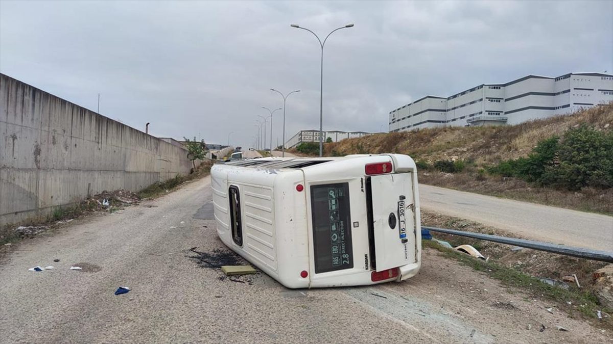 Bursa'nın İnegöl ilçesinde, işçi servisi minibüsünün devrilmesi sonucu 13 kişi