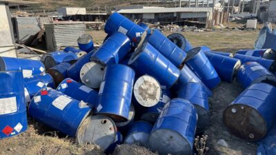 BURSA (AA) – Bursa’da kimyasal madde için kullanılan varilleri arsaya