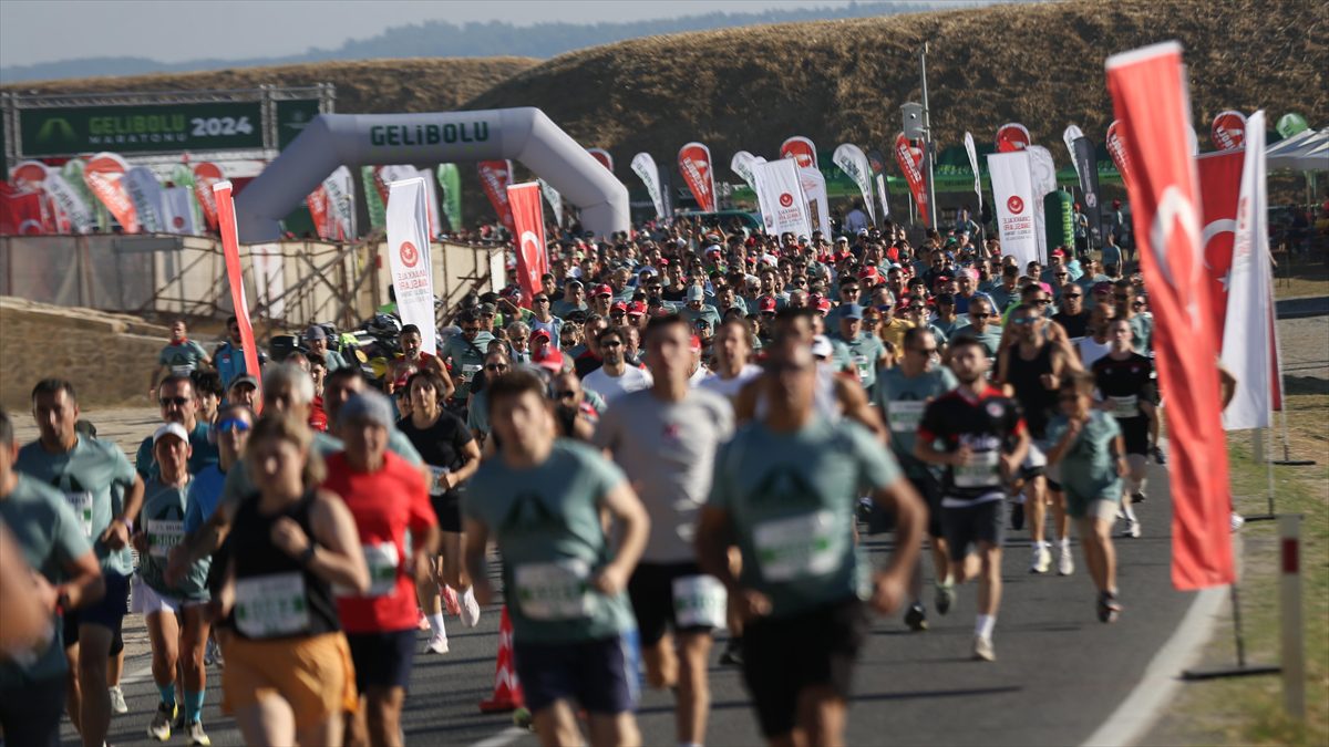 Çanakkale'deki Tarihi Gelibolu Yarımadası'nda düzenlenen "9. Uluslararası Gelibolu Maratonu" başladı.