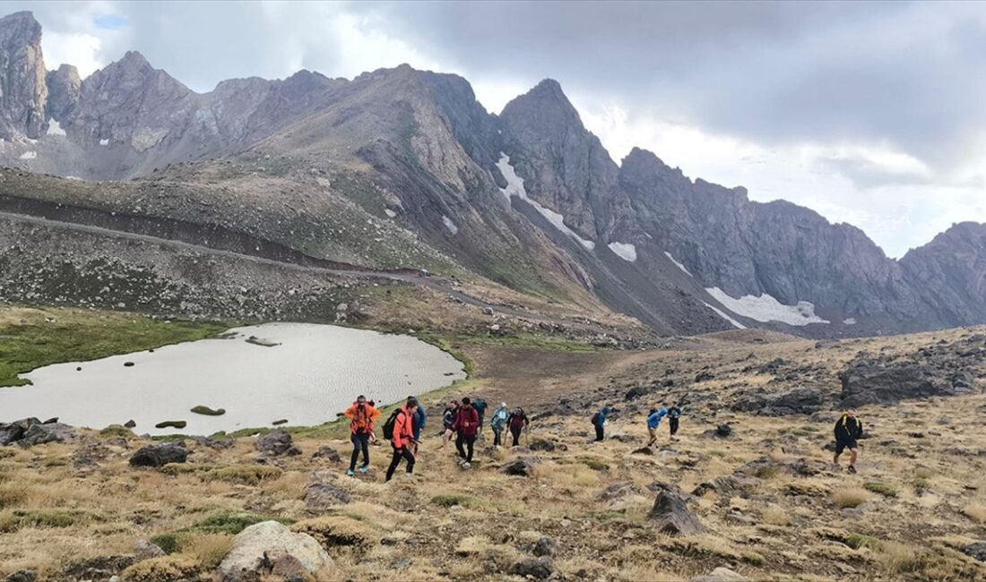 Çekya'dan gelen dağcı grubu, Hakkari'nin Yüksekova ilçesinin doğal güzelliklerini gezdi.