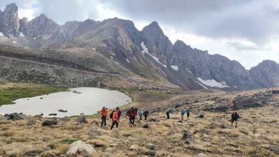 Çekya'dan gelen dağcı grubu, Hakkari'nin Yüksekova ilçesinin doğal güzelliklerini gezdi.
