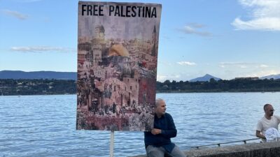 CENEVRE (AA) – Cenevre Posta Merkezi’nin bulunduğu meydanda toplanan g&ouml;stericiler,