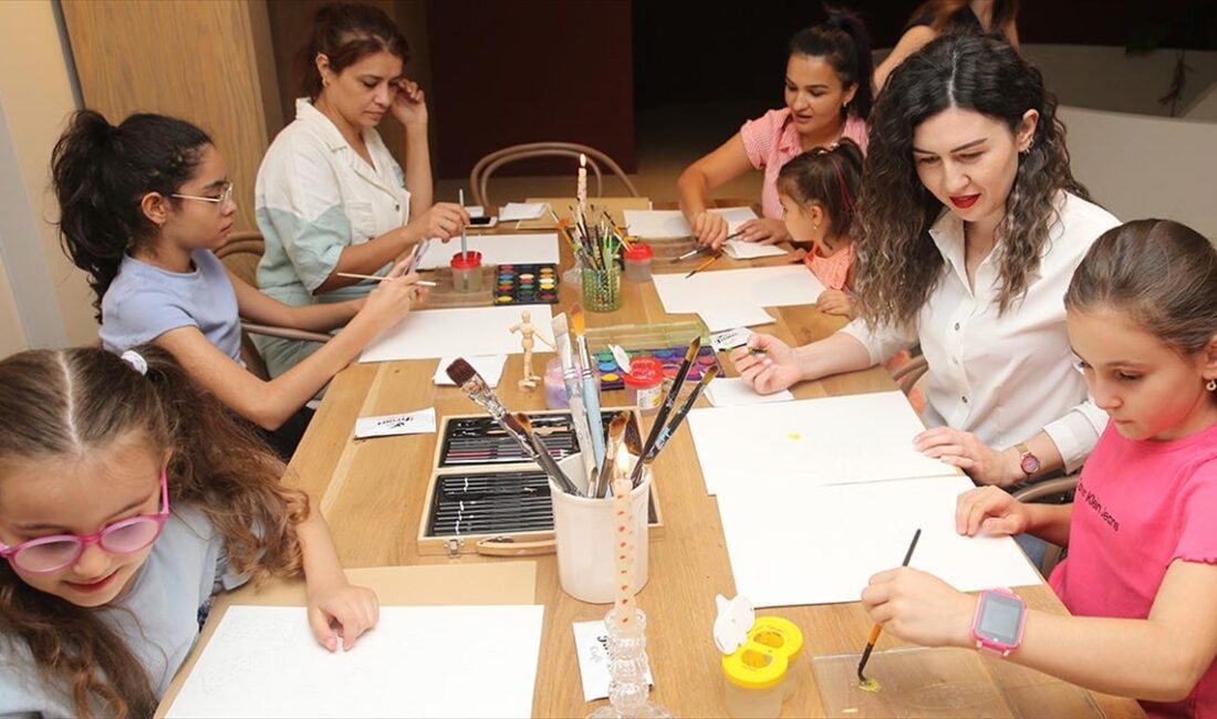 Hacettepe Üniversitesi Güzel Sanatlar Fakültesi Resim Bölümünden mezun olan Elif