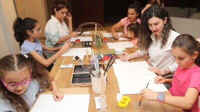 Hacettepe Üniversitesi Güzel Sanatlar Fakültesi Resim Bölümünden mezun olan Elif