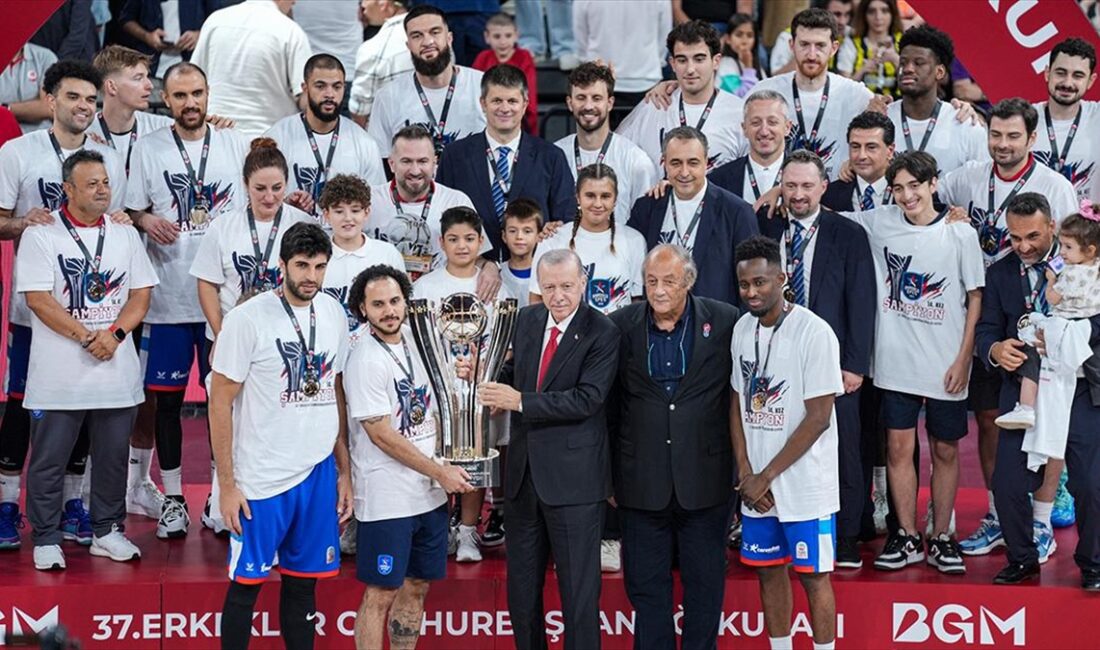 Cumhurbaşkanı Recep Tayyip Erdoğan, Fenerbahçe Beko'yu 83-82'lik skorla mağlup eden